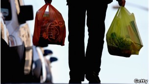 Como lidar com o problema das sacolas plásticas?