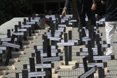 Advogados colocam cruzes em frente à sede do Clóvis Beviláqua