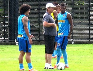 Com a 87, Azevedo exalta Nilton Santos: 'Ele manda, a gente obedece'