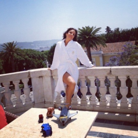 Em Portugal, Ivete Sangalo mostra as pernas torneadas no Twitter