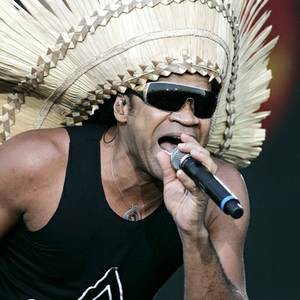 Carlinhos Brown apresenta a “caxirola”, o equivalente à vuvuzela para Copa do Mundo do Brasil