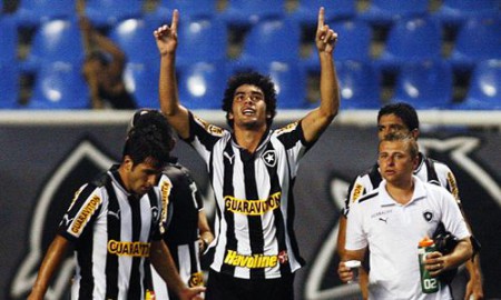 No último minuto, Bruno Mendes brilha e Botafogo bate o Vasco
