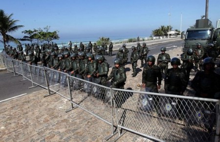Ativistas protestam contra leilão