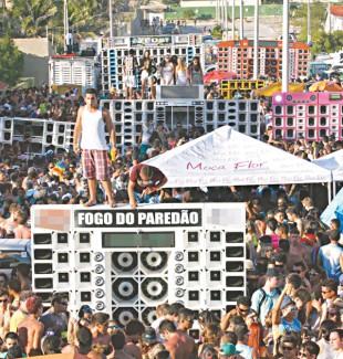 Paredões, mela-mela, fantasia e azaração