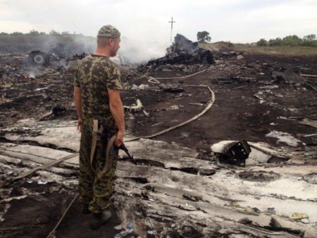 Avião da Malaysia Airlines cai na Ucrânia e mata 295