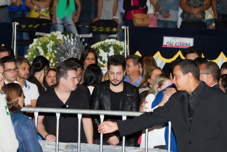 Familiares e fãs se despedem de Cristiano Araújo