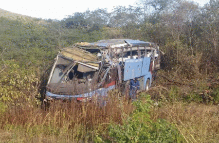 Ônibus capota na região norte do Ceará e deixa um morto e 12 feridos